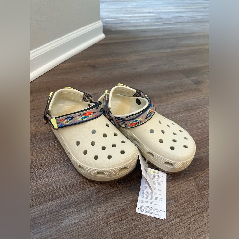Crocs new with tag 🏷️ cream color